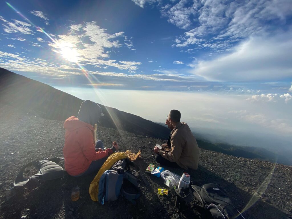 Сніданок на вершині вулкана Марапі. Хайк був близько 1300м набору висоти. 0 годин сну перед хайком. Наші гіди йшли так повільно, що довелося самим піднятися, оскільки. хотіли встигнути на світанок.
Дорогою зустріли дрібну, але отруйну змію.